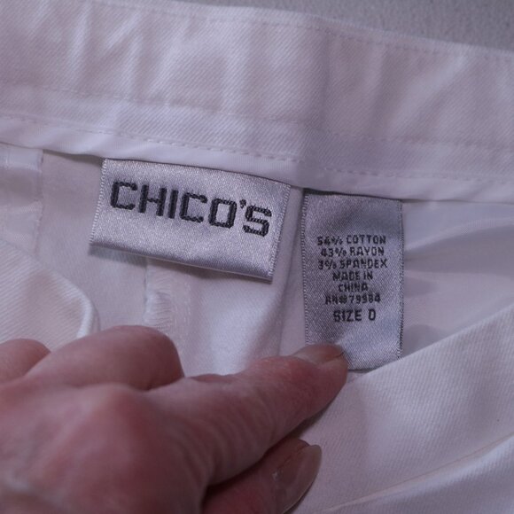 Chicos Size 0 white rolled cuff capris with back pockets and side zip - Picture 5 of 9